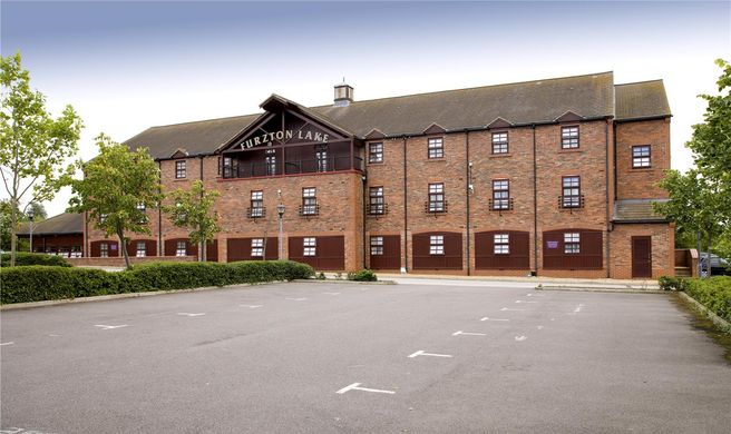 Premier Inn Milton Keynes (Furzton Lake) Exterior