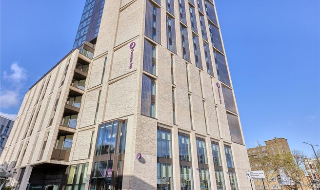 Premier Inn London Canary Wharf Exterior