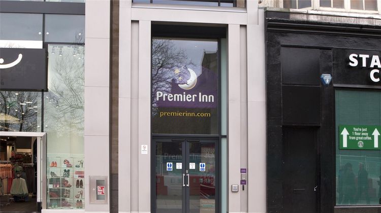 Premier Inn Edinburgh Princes Street Exterior