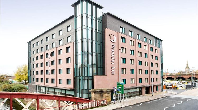 Premier Inn Manchester Salford Central Exterior