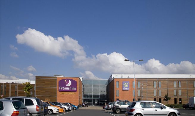 Premier Inn London Heathrow A. (Bath Rd) Exterior