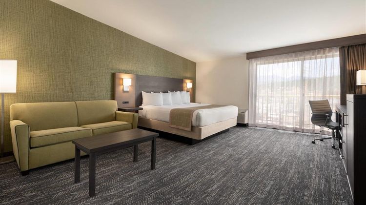 Days Inn & Suites by Wyndham East Flagst Suite