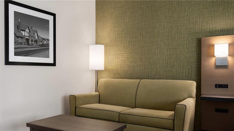 Days Inn & Suites by Wyndham East Flagst Suite
