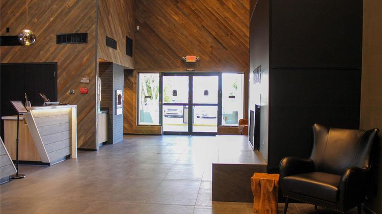 Days Inn & Suites by Wyndham East Flagst Lobby