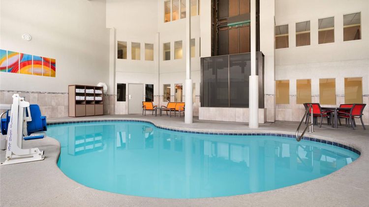 Days Inn & Suites by Wyndham East Flagst Pool