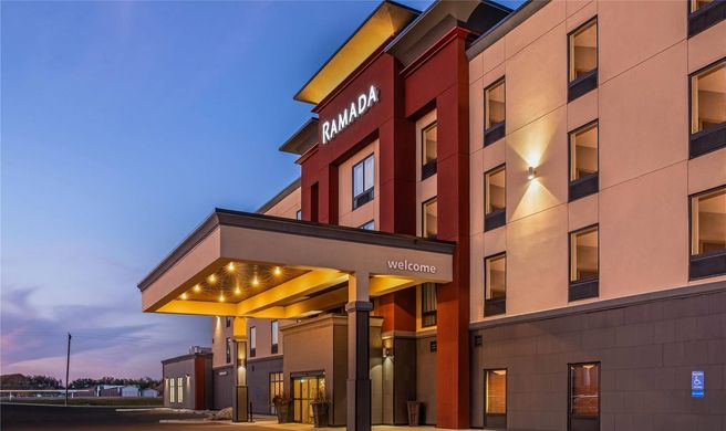 Ramada by Wyndham St. Paul AB Exterior