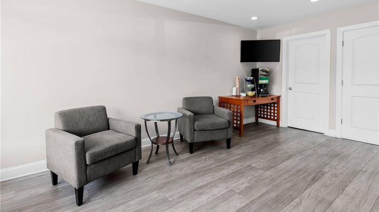 <b>Days Inn Lexington N Lee Highway Lobby</b>. Images powered by <a href="https://iceportal.shijigroup.com/" title="IcePortal" target="_blank">IcePortal</a>.
