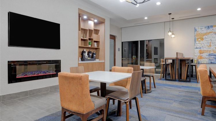 La Quinta Inn & Suites by Wyndham Eagle Lobby