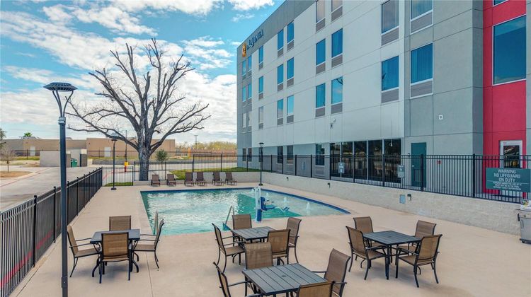 La Quinta Inn & Suites by Wyndham Eagle Pool
