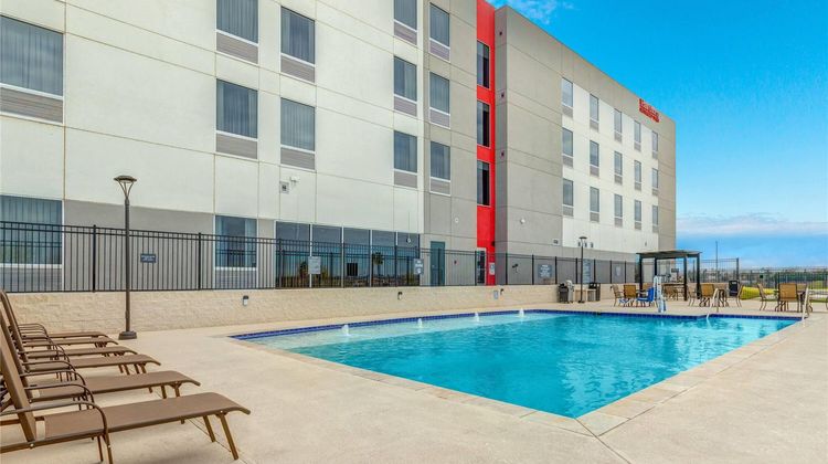 La Quinta Inn & Suites by Wyndham Eagle Pool