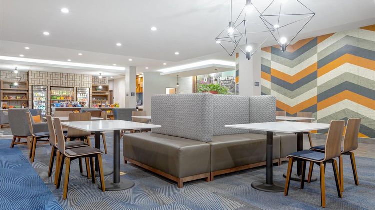 La Quinta Inn & Suites by Wyndham Eagle Lobby