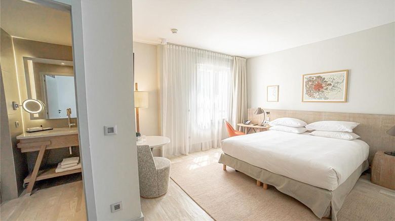 <b>Le Grand Pavillon Chantilly Room</b>. Images powered by <a href="https://iceportal.shijigroup.com/" title="IcePortal" target="_blank">IcePortal</a>.