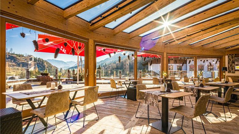 <b>Feuriger Tatzlwurm Berghotel & Spa, BW S Restaurant</b>. Images powered by <a href="https://iceportal.shijigroup.com/" title="IcePortal" target="_blank">IcePortal</a>.