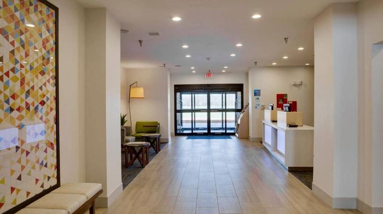 Quality Inn & Suites Bethany Lobby