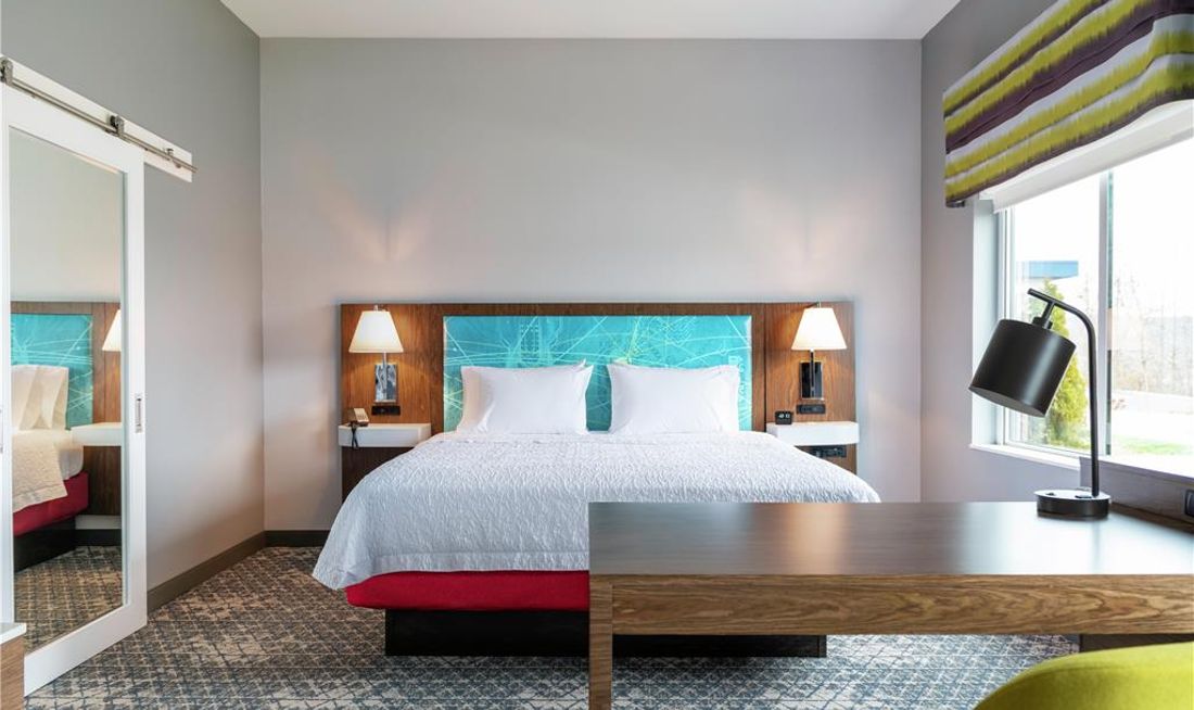 Hampton Suites Cedar Cty Room