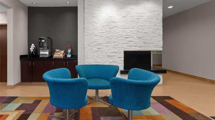Wingate by Wyndham Oshkosh Lobby