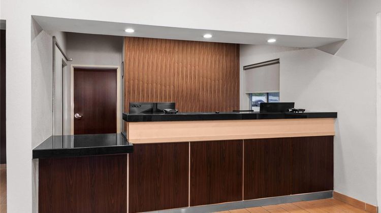 Wingate by Wyndham Oshkosh Lobby