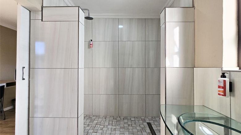 <b>Sunset Accommodations East London Room</b>. Images powered by <a href="https://iceportal.shijigroup.com/" title="IcePortal" target="_blank">IcePortal</a>.