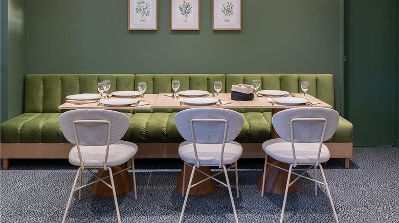 <b>Valpre Hotel Restaurant</b>. Images powered by <a href="https://iceportal.shijigroup.com/" title="IcePortal" target="_blank">IcePortal</a>.
