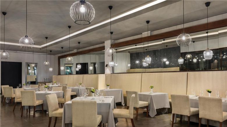 <b>Dreams La Romana Resort & Spa Restaurant</b>. Images powered by <a href="https://iceportal.shijigroup.com/" title="IcePortal" target="_blank">IcePortal</a>.