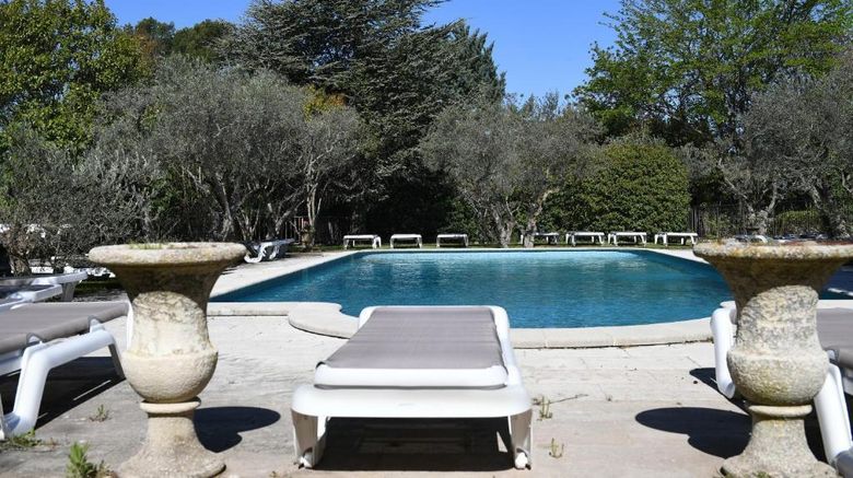 <b>Hotel Villa Glanum Pool</b>. Images powered by <a href="https://iceportal.shijigroup.com/" title="IcePortal" target="_blank">IcePortal</a>.