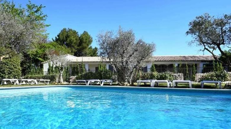 <b>Hotel Villa Glanum Pool</b>. Images powered by <a href="https://iceportal.shijigroup.com/" title="IcePortal" target="_blank">IcePortal</a>.