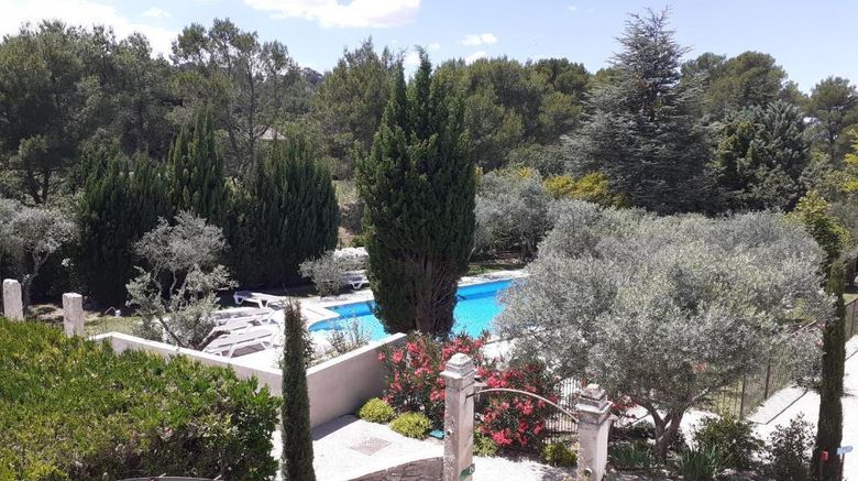 <b>Hotel Villa Glanum Pool</b>. Images powered by <a href="https://iceportal.shijigroup.com/" title="IcePortal" target="_blank">IcePortal</a>.