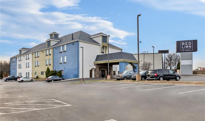Red Lion Inn & Suites Blue Springs Exterior