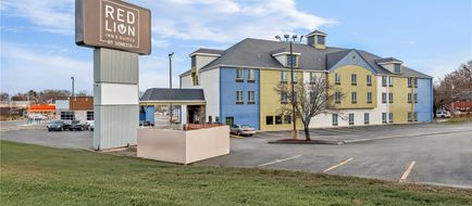 Red Lion Inn & Suites Blue Springs Exterior