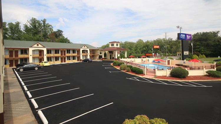 Americas Best Value Inn Pilot Mountain Exterior