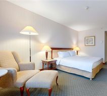 Evergreen Laurel Hotel Paris Room