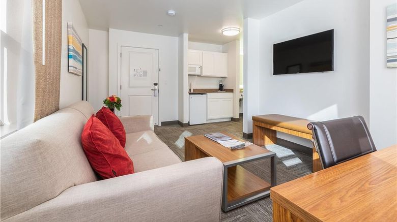 <b>Marshall Suites Bainbridge Island, SureS Room</b>. Images powered by <a href="https://iceportal.shijigroup.com/" title="IcePortal" target="_blank">IcePortal</a>.