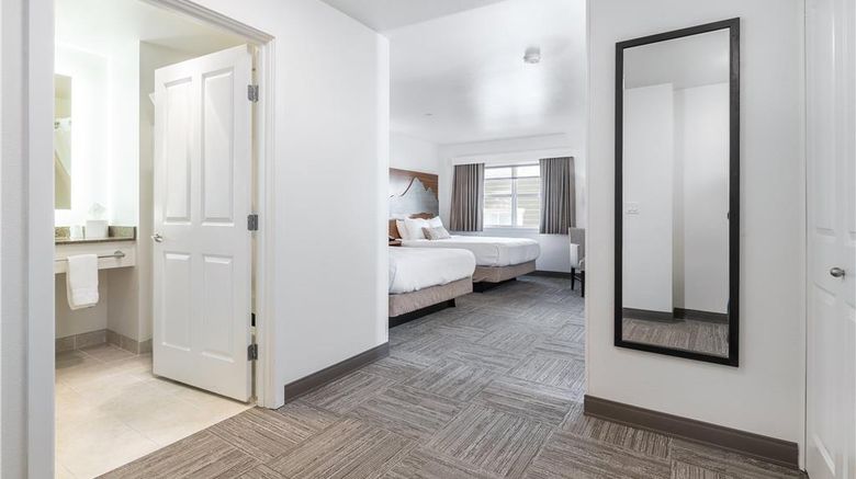 <b>Marshall Suites Bainbridge Island, SureS Room</b>. Images powered by <a href="https://iceportal.shijigroup.com/" title="IcePortal" target="_blank">IcePortal</a>.