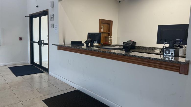 <b>SureStay by Best Western Obetz Rickenbac Lobby</b>. Images powered by <a href="https://iceportal.shijigroup.com/" title="IcePortal" target="_blank">IcePortal</a>.