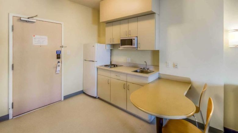 <b>Super 8 by Wyndham Estevan Room</b>. Images powered by <a href="https://iceportal.shijigroup.com/" title="IcePortal" target="_blank">IcePortal</a>.