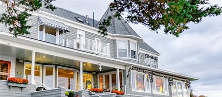 Cape Arundel Inn & Resort Exterior