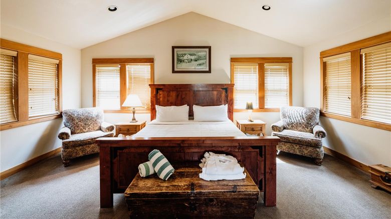 <b>Chico Hot Springs Suite</b>. Images powered by <a href="https://iceportal.shijigroup.com/" title="IcePortal" target="_blank">IcePortal</a>.