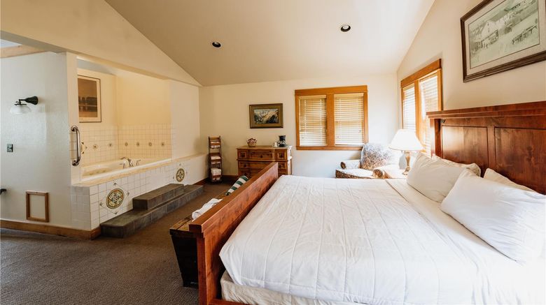 <b>Chico Hot Springs Suite</b>. Images powered by <a href="https://iceportal.shijigroup.com/" title="IcePortal" target="_blank">IcePortal</a>.