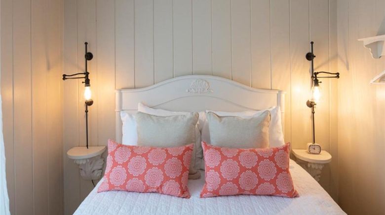 <b>The Cottages at Cabot Cove Room</b>. Images powered by <a href="https://iceportal.shijigroup.com/" title="IcePortal" target="_blank">IcePortal</a>.