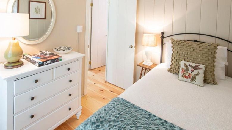 <b>The Cottages at Cabot Cove Room</b>. Images powered by <a href="https://iceportal.shijigroup.com/" title="IcePortal" target="_blank">IcePortal</a>.