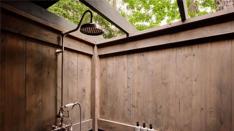 <b>Hidden Pond Room</b>. Images powered by <a href="https://iceportal.shijigroup.com/" title="IcePortal" target="_blank">IcePortal</a>.