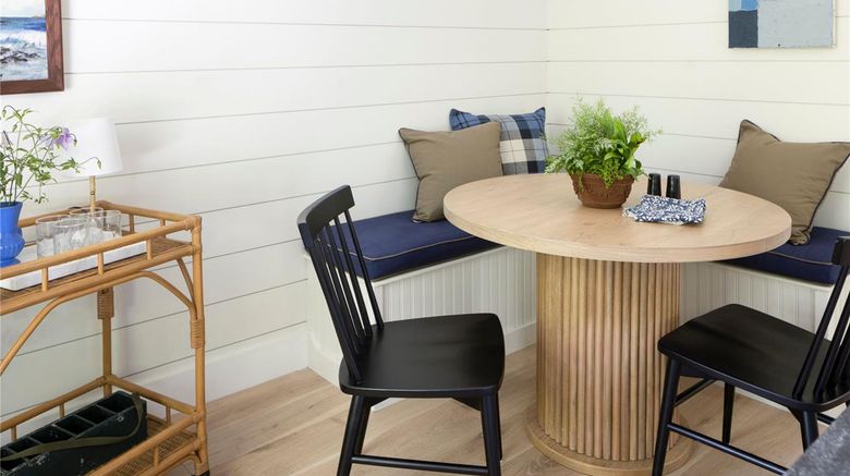 <b>The Lodge on the Cove Room</b>. Images powered by <a href="https://iceportal.shijigroup.com/" title="IcePortal" target="_blank">IcePortal</a>.
