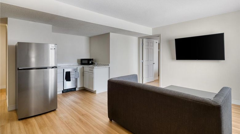 <b>Baldwin Inn & Suites, SureStay Collectio Suite</b>. Images powered by <a href="https://iceportal.shijigroup.com/" title="IcePortal" target="_blank">IcePortal</a>.