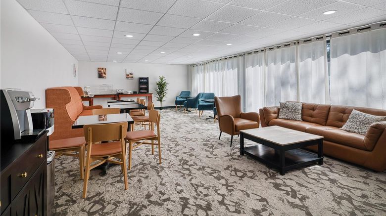 <b>Baldwin Inn & Suites, SureStay Collectio Lobby</b>. Images powered by <a href="https://iceportal.shijigroup.com/" title="IcePortal" target="_blank">IcePortal</a>.