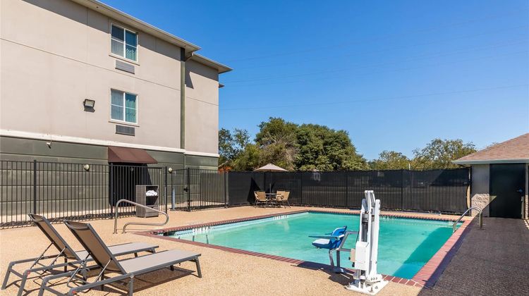 Quality Inn & Suites Marlin Pool