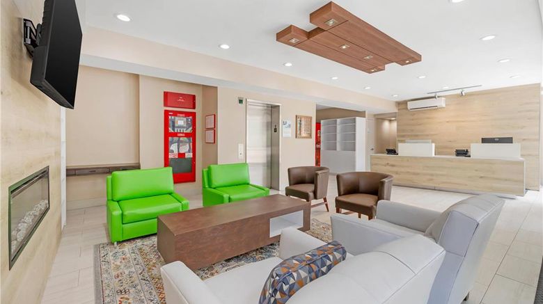 <b>Country Inn & Suites by Radisson, Staten Lobby</b>. Images powered by <a href="https://iceportal.shijigroup.com/" title="IcePortal" target="_blank">IcePortal</a>.