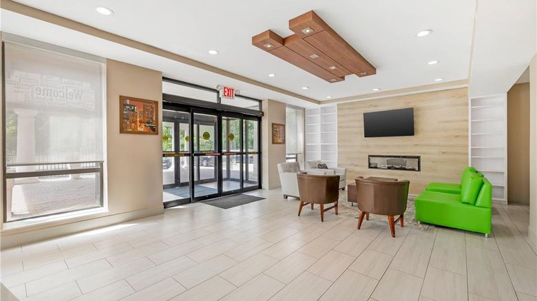 <b>Country Inn & Suites by Radisson, Staten Lobby</b>. Images powered by <a href="https://iceportal.shijigroup.com/" title="IcePortal" target="_blank">IcePortal</a>.