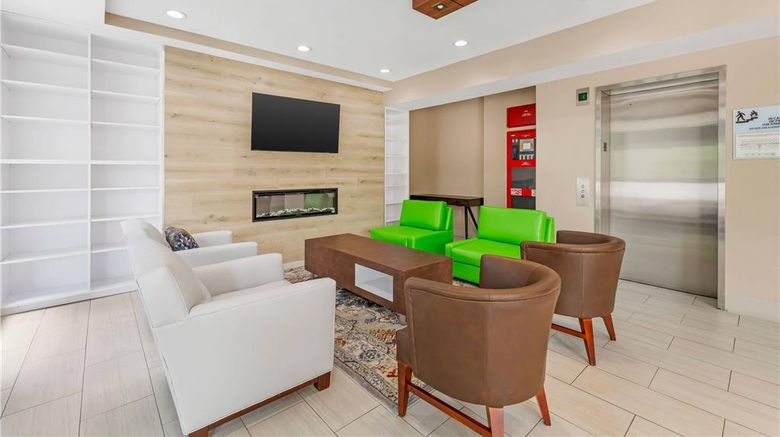 <b>Country Inn & Suites by Radisson, Staten Lobby</b>. Images powered by <a href="https://iceportal.shijigroup.com/" title="IcePortal" target="_blank">IcePortal</a>.