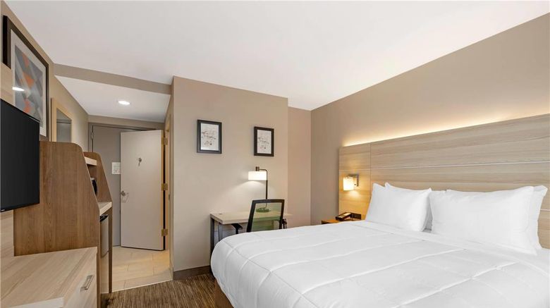 <b>Country Inn & Suites by Radisson, Staten Room</b>. Images powered by <a href="https://iceportal.shijigroup.com/" title="IcePortal" target="_blank">IcePortal</a>.
