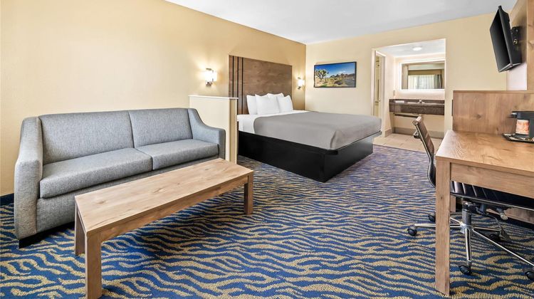 Quality Inn & Suites Victorville Suite